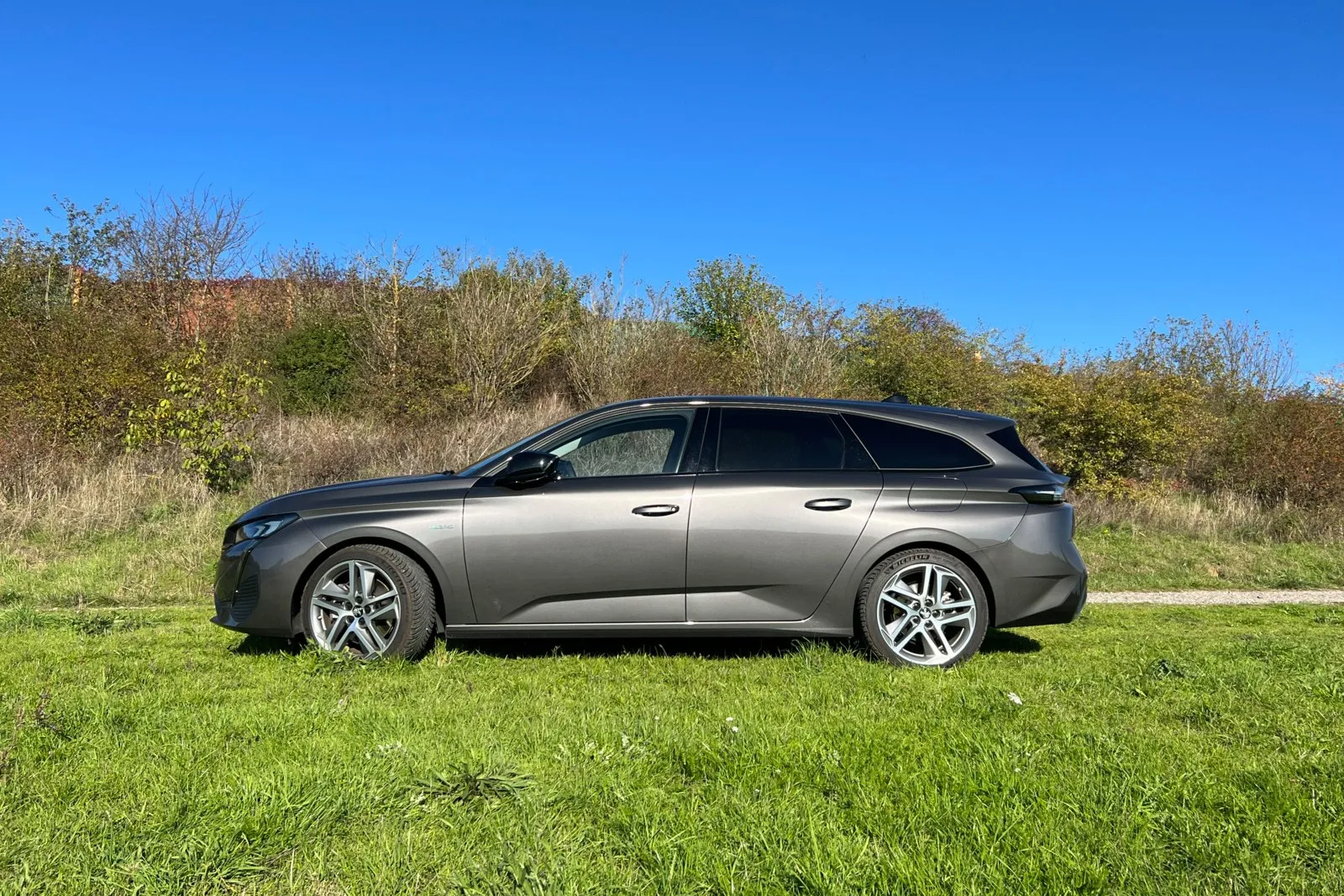 Der Peugeot 308 steht auf der neuesten Version der Stellantis EMP2-Plattform, auf der auch der neue Opel Astra Sports Tourer steht.